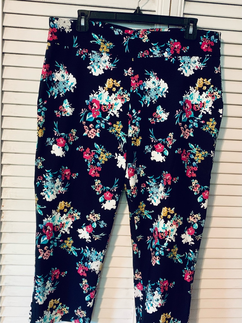 Van Heusen Navy Blue Floral Print Women’s Capri Pants